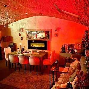  Apartment Red Impression - In The Center